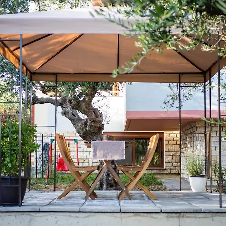 Апартаменты Costa's Garden House *